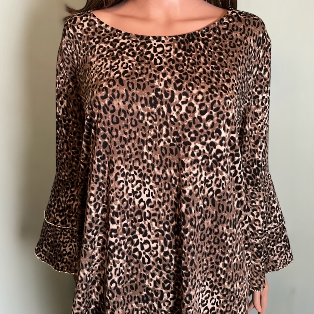 Anna Morgan Top (NWT) Animal Print- Stretch-Beaded Bell
Sleeves. Size 2X